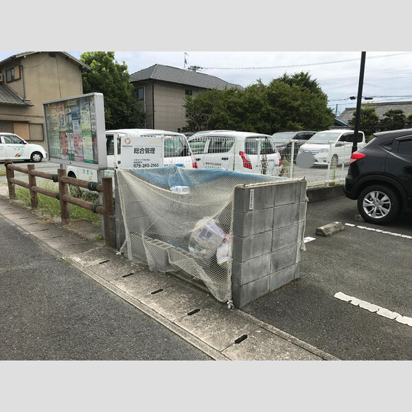 現地周辺 (ゴミ庫)