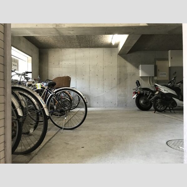 現地周辺 (駐輪場)