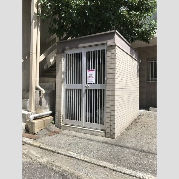 現地周辺 (ゴミ庫)