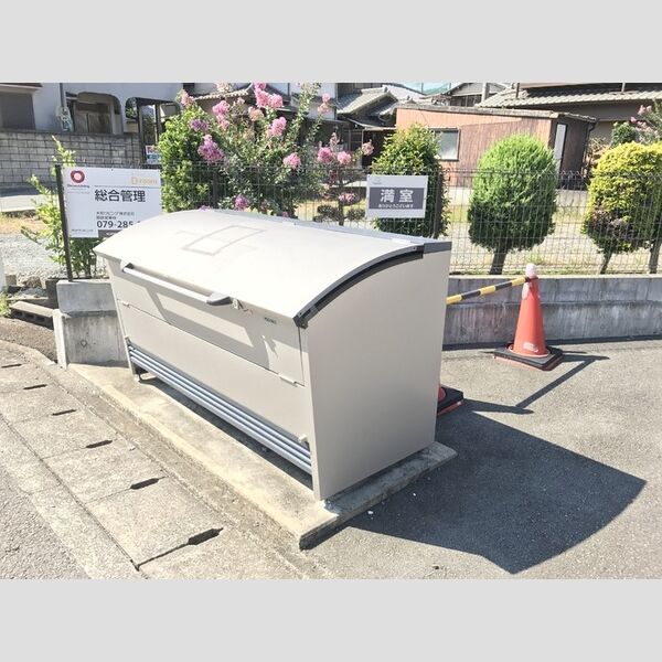 現地周辺 (ゴミ庫)
