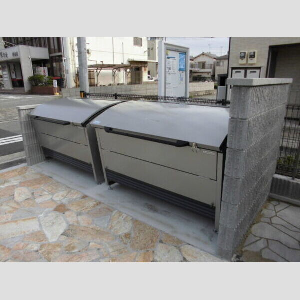 現地周辺 (ゴミボックス)