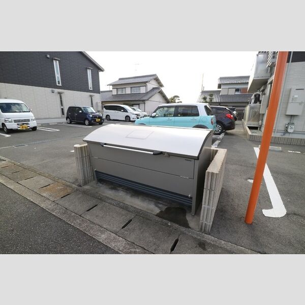 現地周辺 (ゴミ庫)