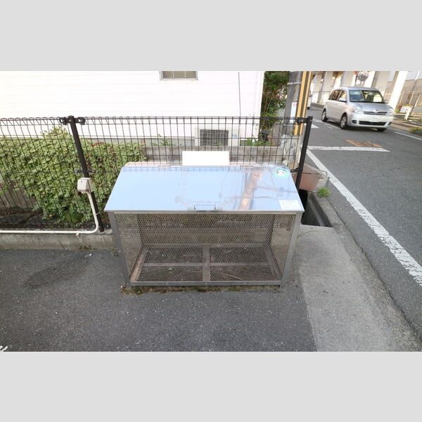 現地周辺 (ゴミ庫)