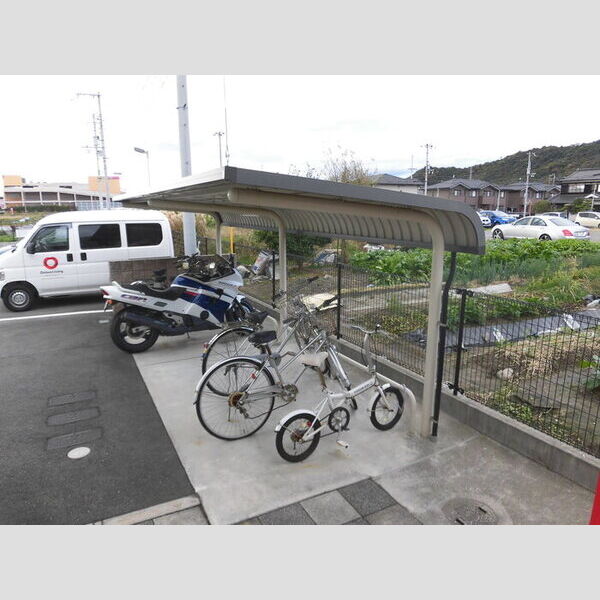 現地周辺 (駐輪場)