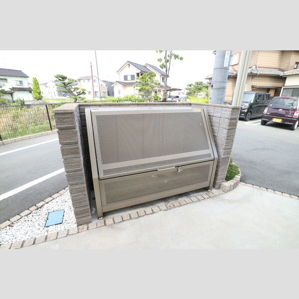 現地周辺 (ゴミ庫)