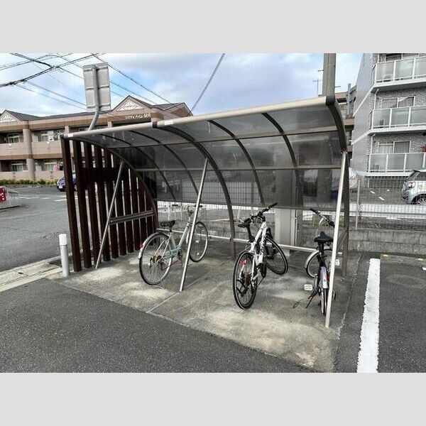 現地周辺 (駐輪場)