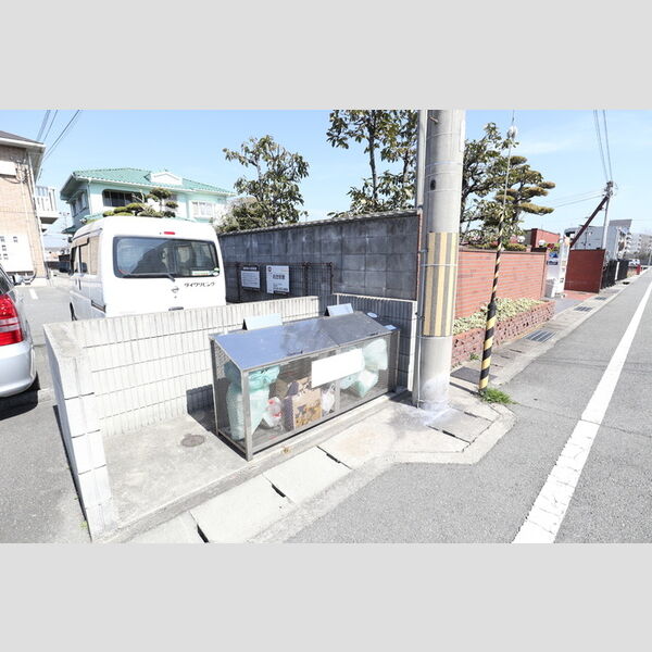 現地周辺 (ゴミ庫)