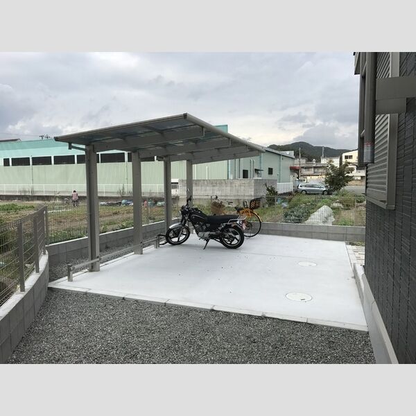 現地周辺 (駐輪場)