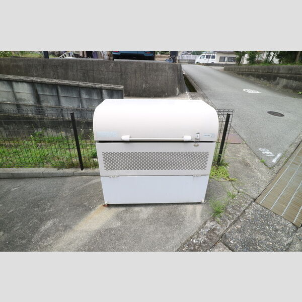 現地周辺 (ゴミ庫)