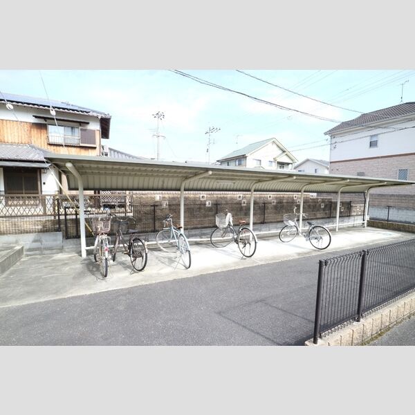 現地周辺 (駐輪場)