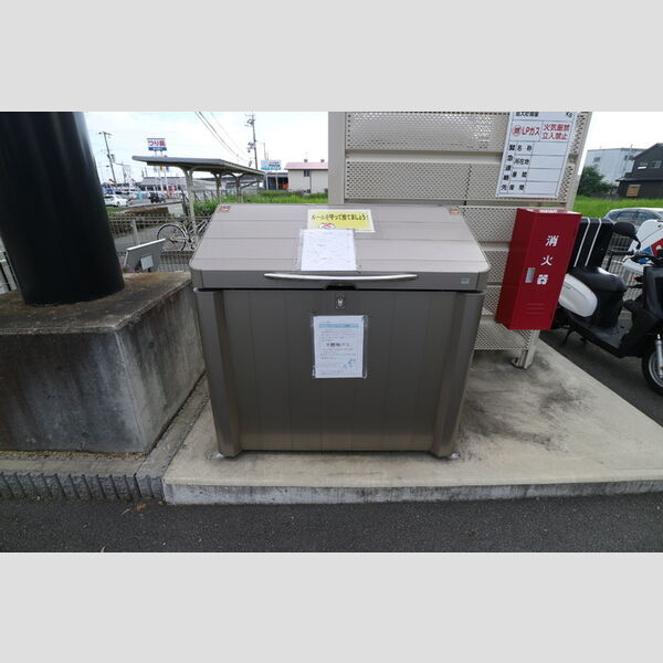 現地周辺 (ゴミ庫)