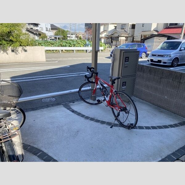 現地周辺 (駐輪場)