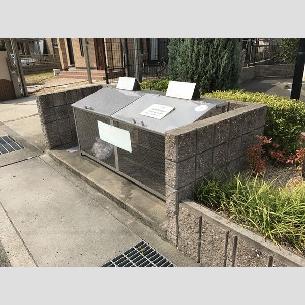 現地周辺 (ゴミ庫)