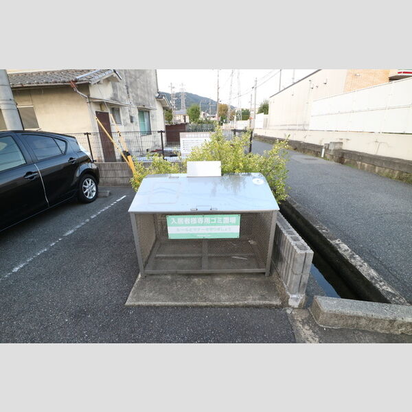 現地周辺 (ゴミ庫)
