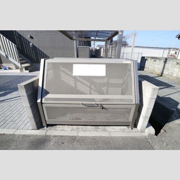 現地周辺 (ゴミ庫)