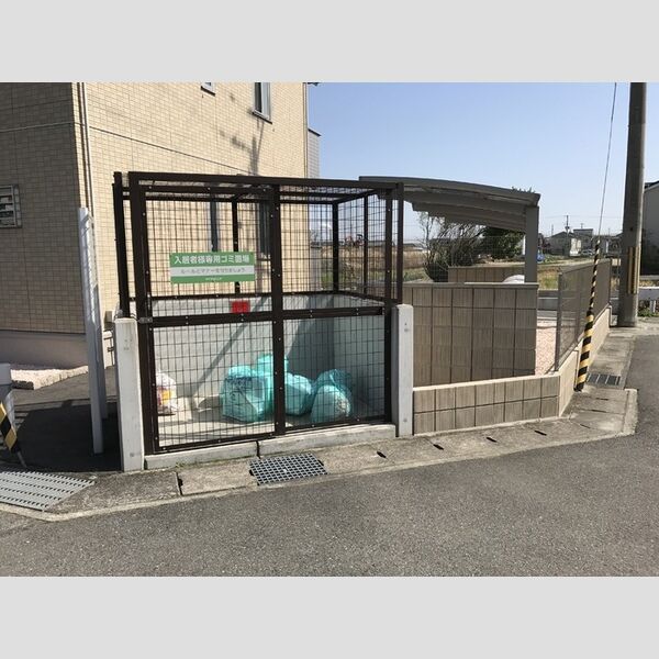 現地周辺 (ゴミ庫)