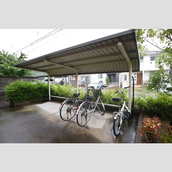 現地周辺 (駐輪場)