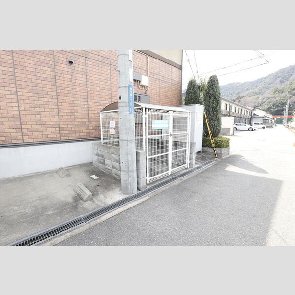 現地周辺 (ゴミ庫)