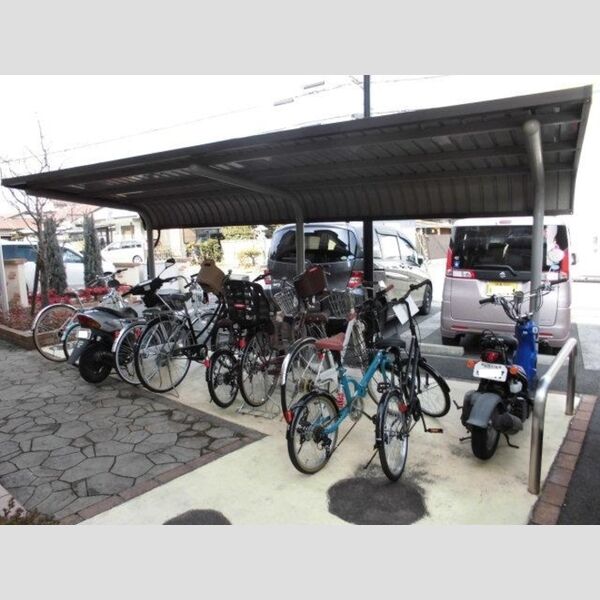 現地周辺 (駐輪場)