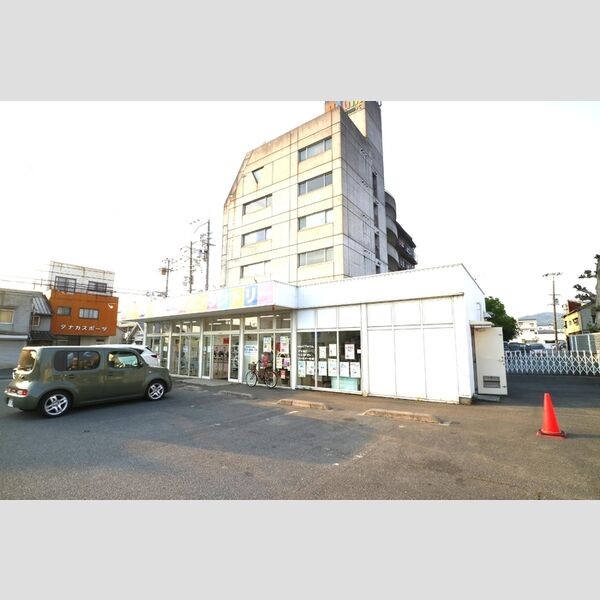 現地周辺 (クリーニング英国屋伊伝居店(900m))