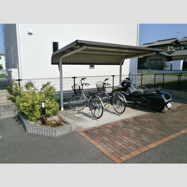 現地周辺 (駐輪場)