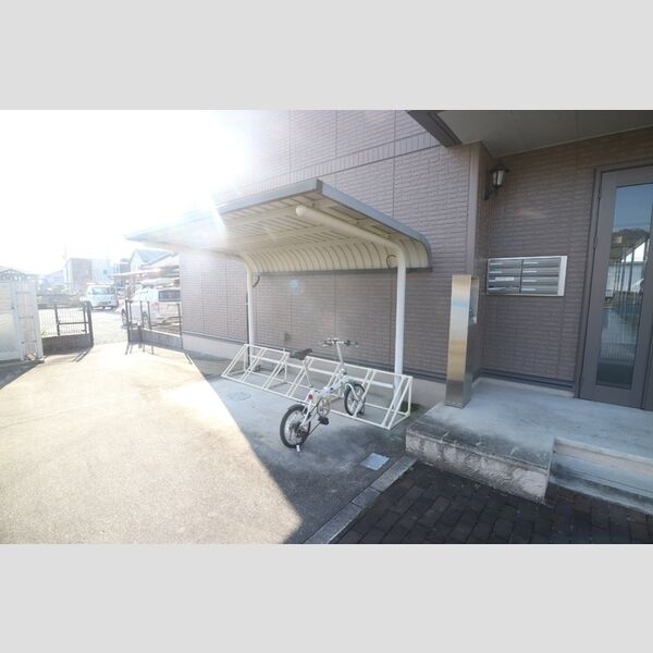 現地周辺 (駐輪場)