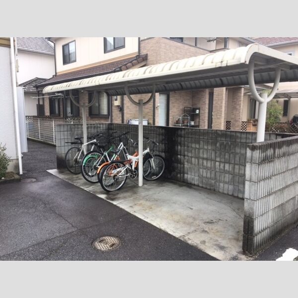 現地周辺 (駐輪場)