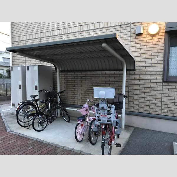 現地周辺 (駐輪場)