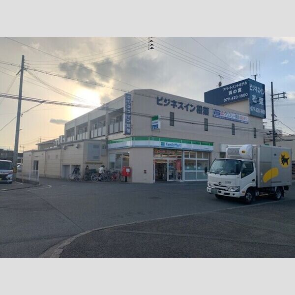 現地周辺 (ファミリーマート 浜の宮駅前店 592m)