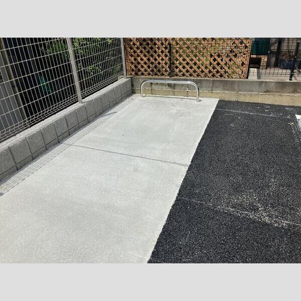 現地周辺 (駐輪場)