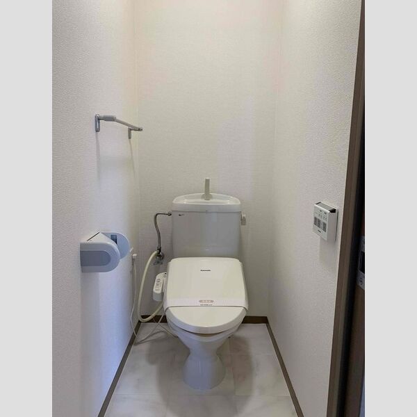 トイレ (トイレ)
