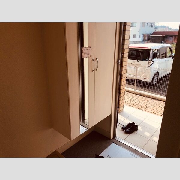 玄関 (玄関　姿見でお出かけ前に身だしなみ♪)