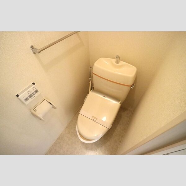 トイレ (トイレ)