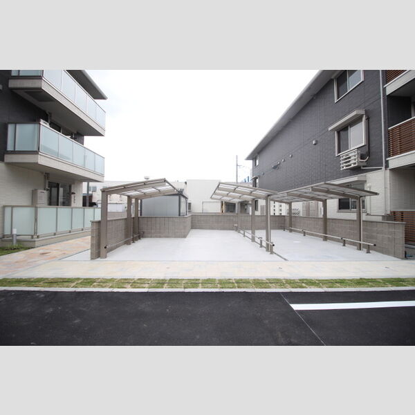 現地周辺 (駐輪場)