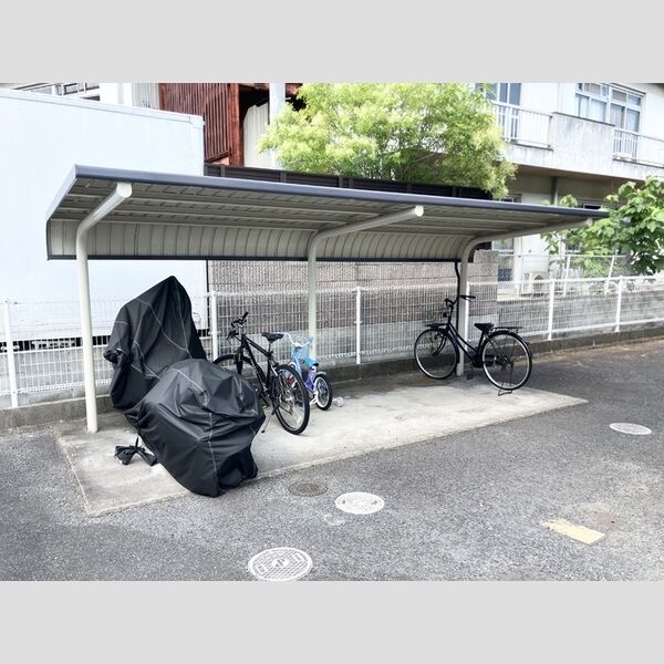 現地周辺 (駐輪場)