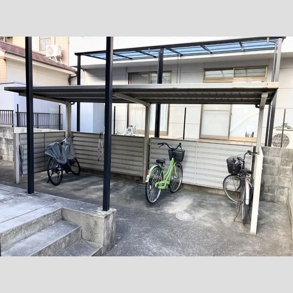 現地周辺 (駐輪場)