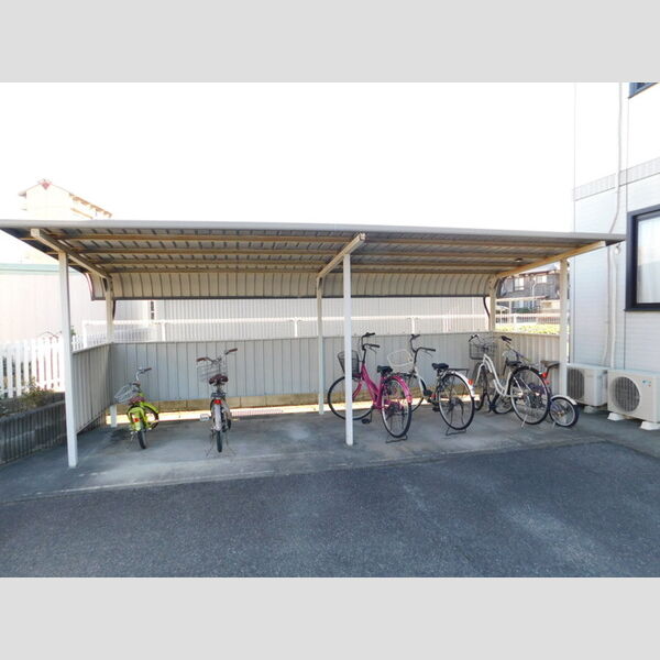 現地周辺 (駐輪場)