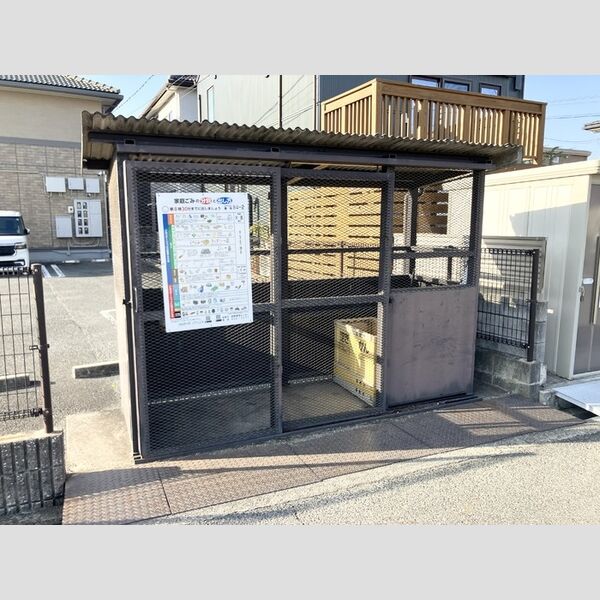 現地周辺 (ゴミ置場)