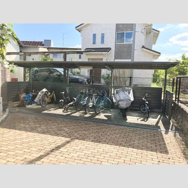 現地周辺 (駐輪場)
