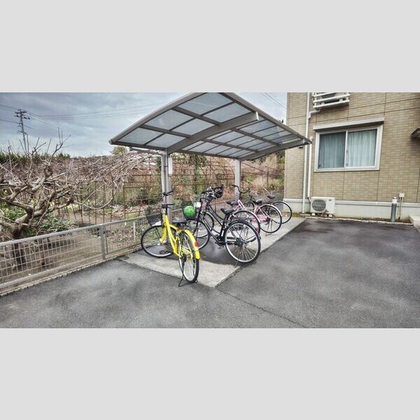 現地周辺 (駐輪場)