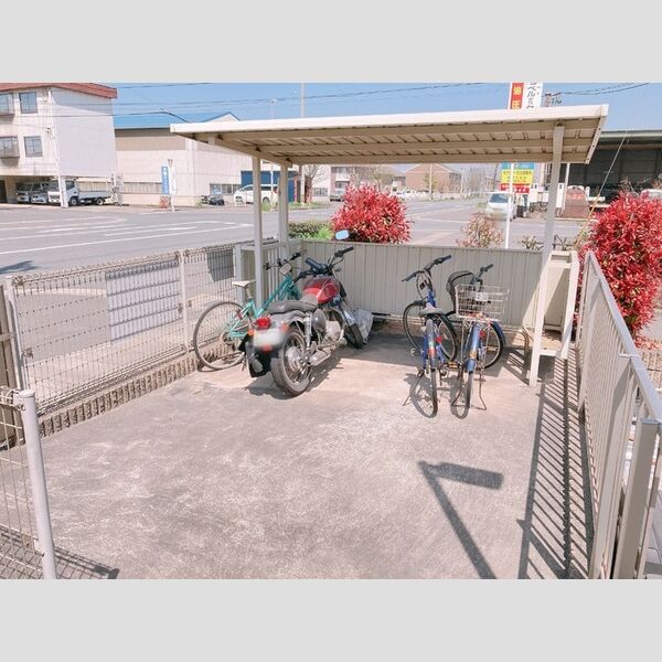 現地周辺 (駐輪場)