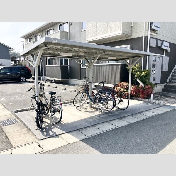 現地周辺 (駐輪場)