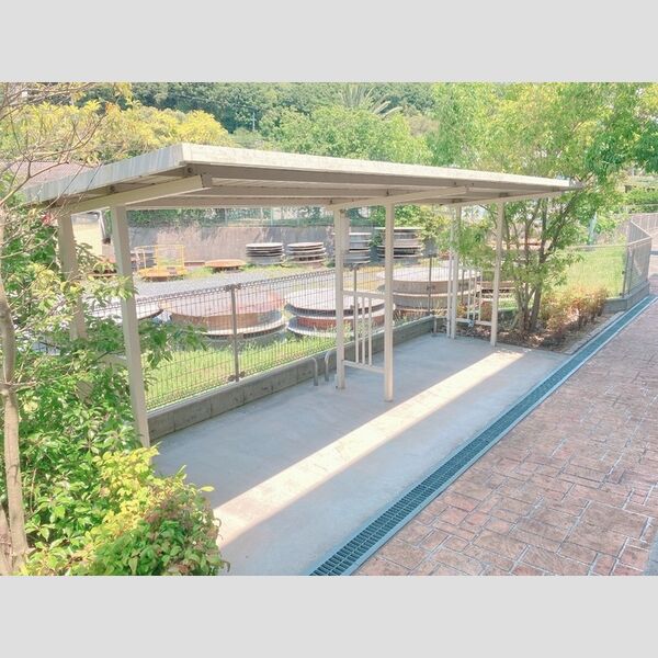 現地周辺 (駐輪場)