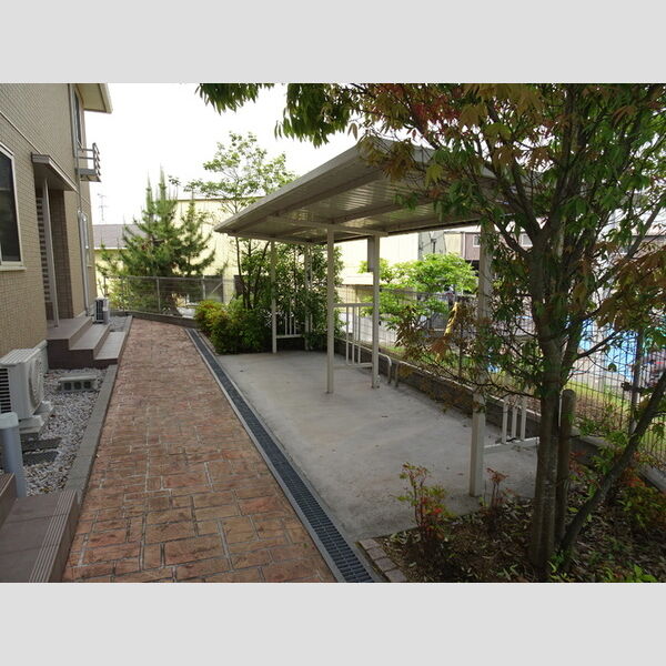 現地周辺 (駐輪場)