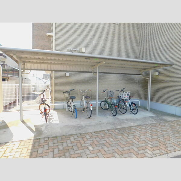 現地周辺 (駐輪場)