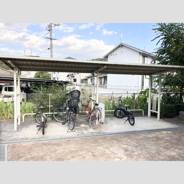 現地周辺 (駐輪場)