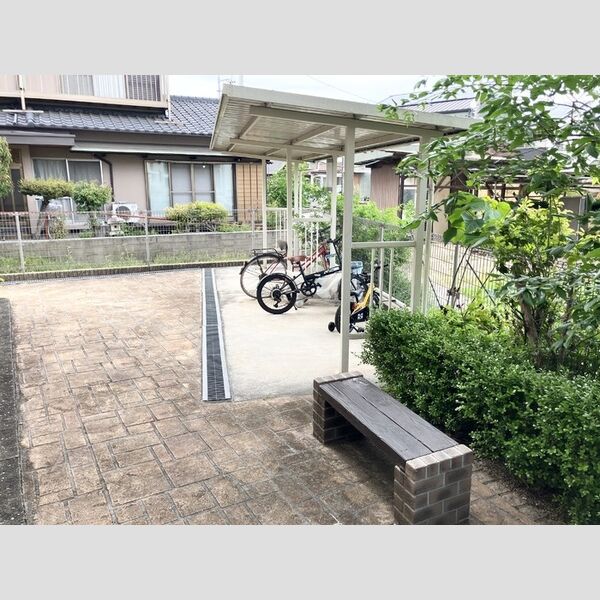 現地周辺 (駐輪場)
