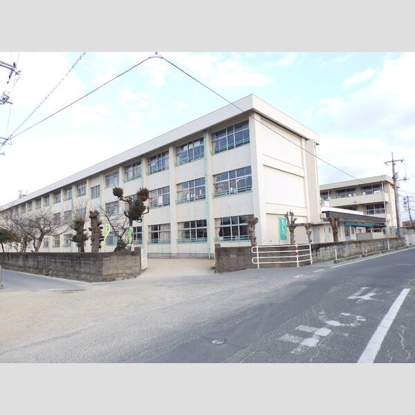 現地周辺 (近隣施設:西阿知小学校)
