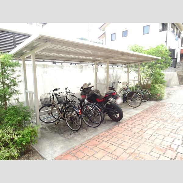 現地周辺 (駐輪場)