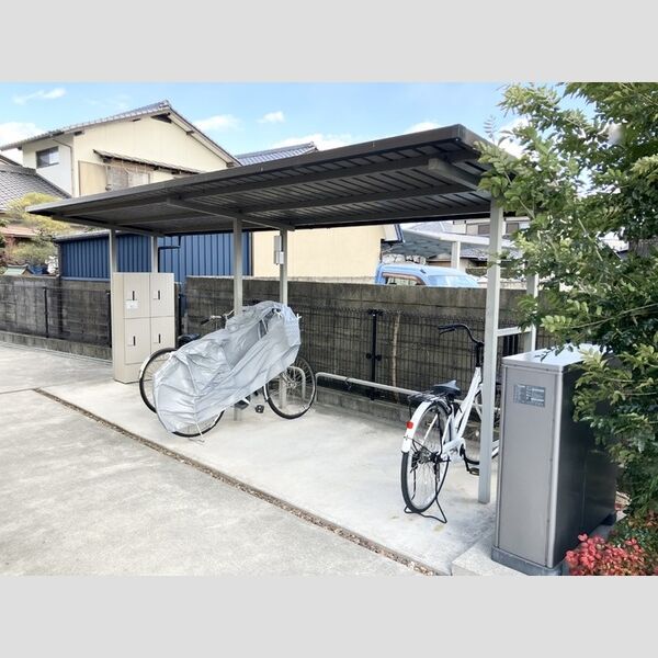 現地周辺 (駐輪場)